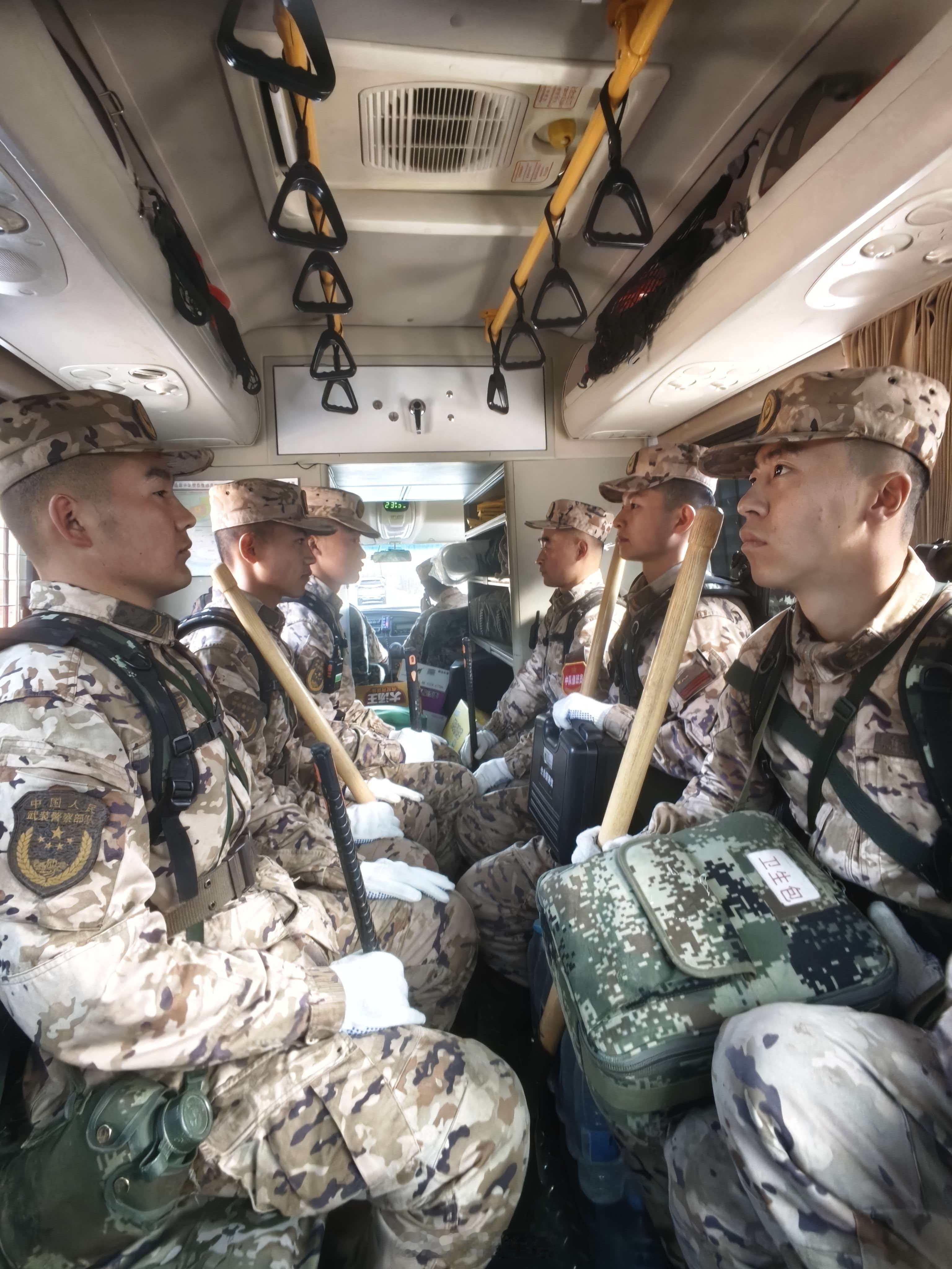 【武警官兵驰援甘肃震区】1月26日14时56分，甘肃甘南州迭部县发生5.5级地震