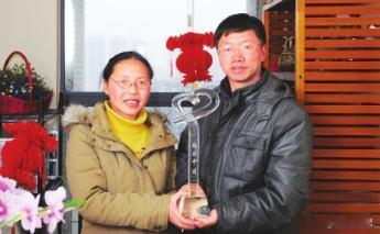 2000年，四川一女子刚生完孩子不久，丈夫突然对她说：“咱们去旅游吧”，妻子欣然