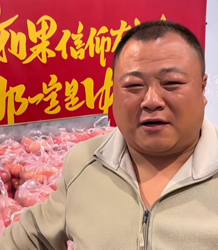 这大哥一看就是个老实人，长相属于那种特有福气憨厚型的，这次的突然爆火，其实不仅仅