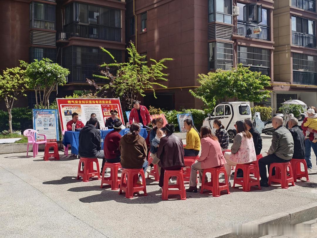 房县 房县“城市先锋”城管志愿者服务队：从“管城”到“暖城”十堰爆料 房县新闻网
