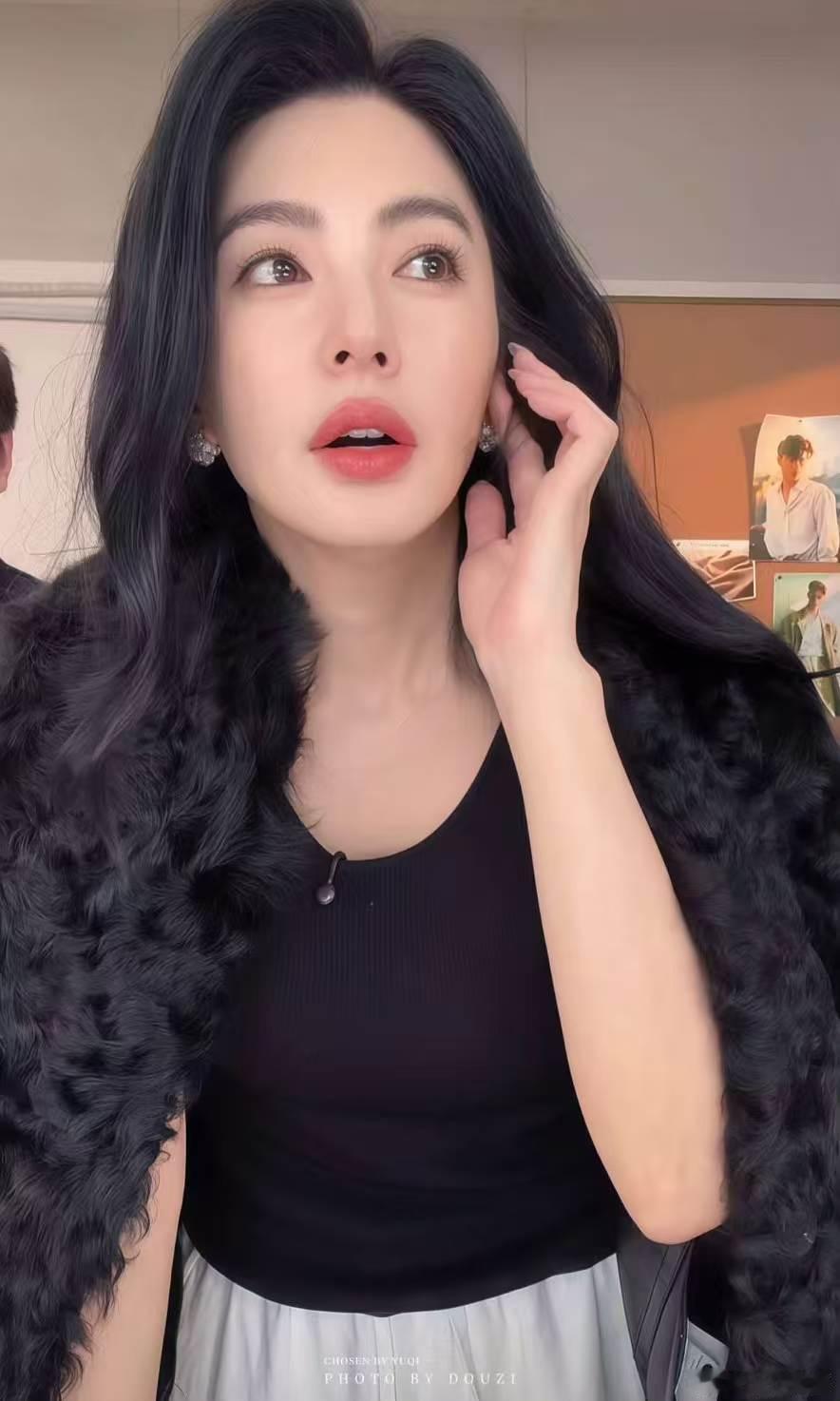 很喜欢看张雨绮的直播，真的是特别有意思了，而且咱们姐有的时候直播还会跟大家开玩笑