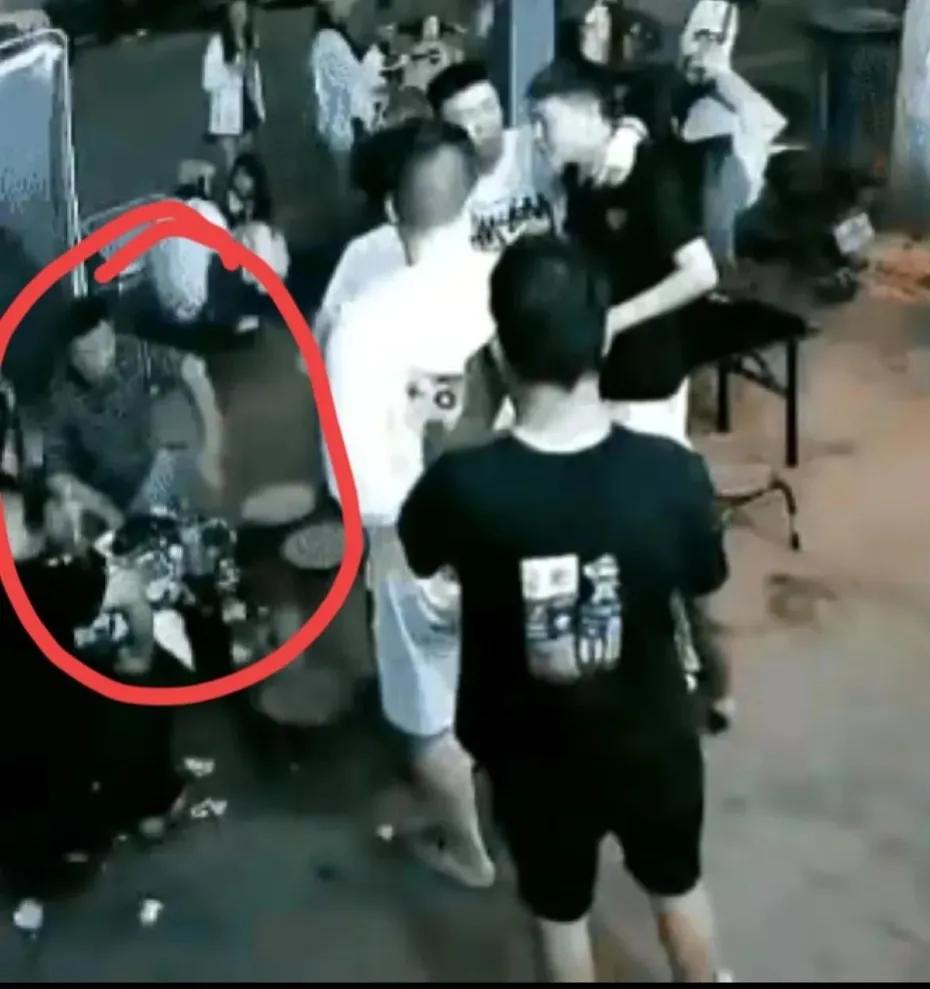 引起洛阳伤人案的条纹男子会有什么样的后果？

洛阳烧烤店剪刀伤人案，一死一伤。据