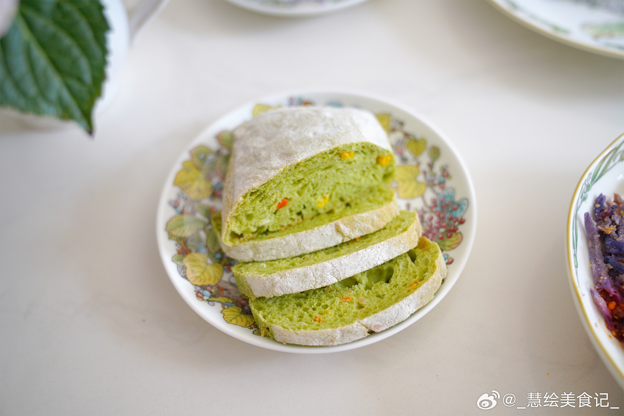 周三早餐彩虹蒸菜、拍黄瓜、菜心拌豆腐、杂粮粥、羽衣甘蓝恰巴塔、拿铁咖啡、西瓜~我