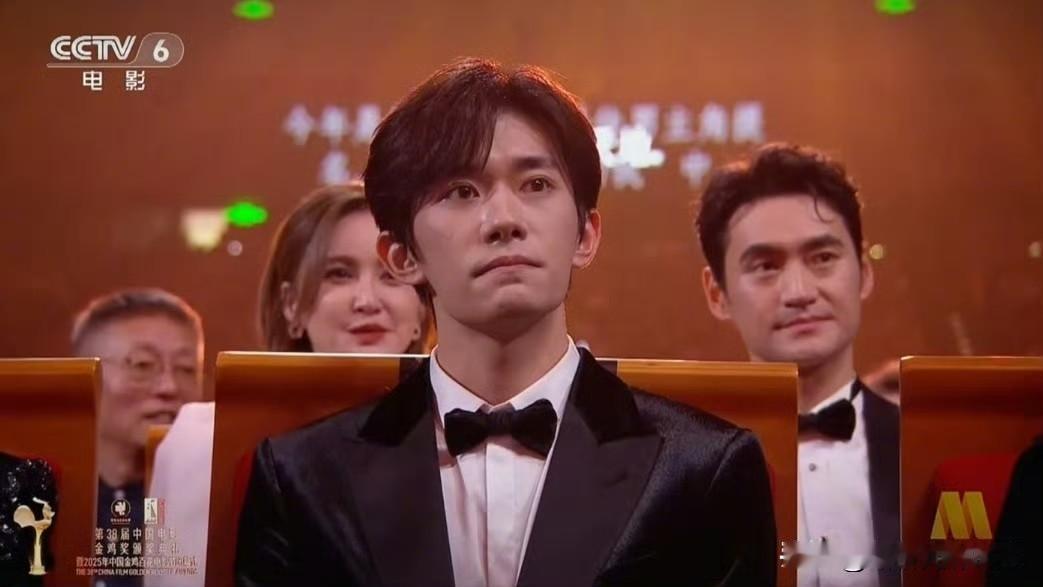 《金鸡“袁弘定律”火了：坐他身后=影帝预定？》
 
第38届金鸡奖颁奖礼上，“袁