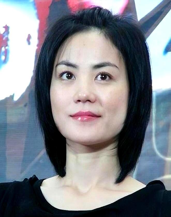 点开王菲那张照片，脑子嗡了一下。
不是丑，是一种被「背叛」的恍惚感。
眼窝塌陷。