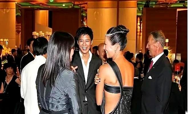 章子怡为啥没进霍家门？这事儿现在看更明白了。

当年她和霍启山爱得火热，但那股子