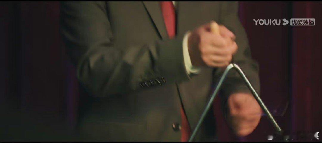 #关超爸爸抢了杨紫的活# 我好想知道你参加关超婚礼的时候看到他爸爸敲三角铁的时候