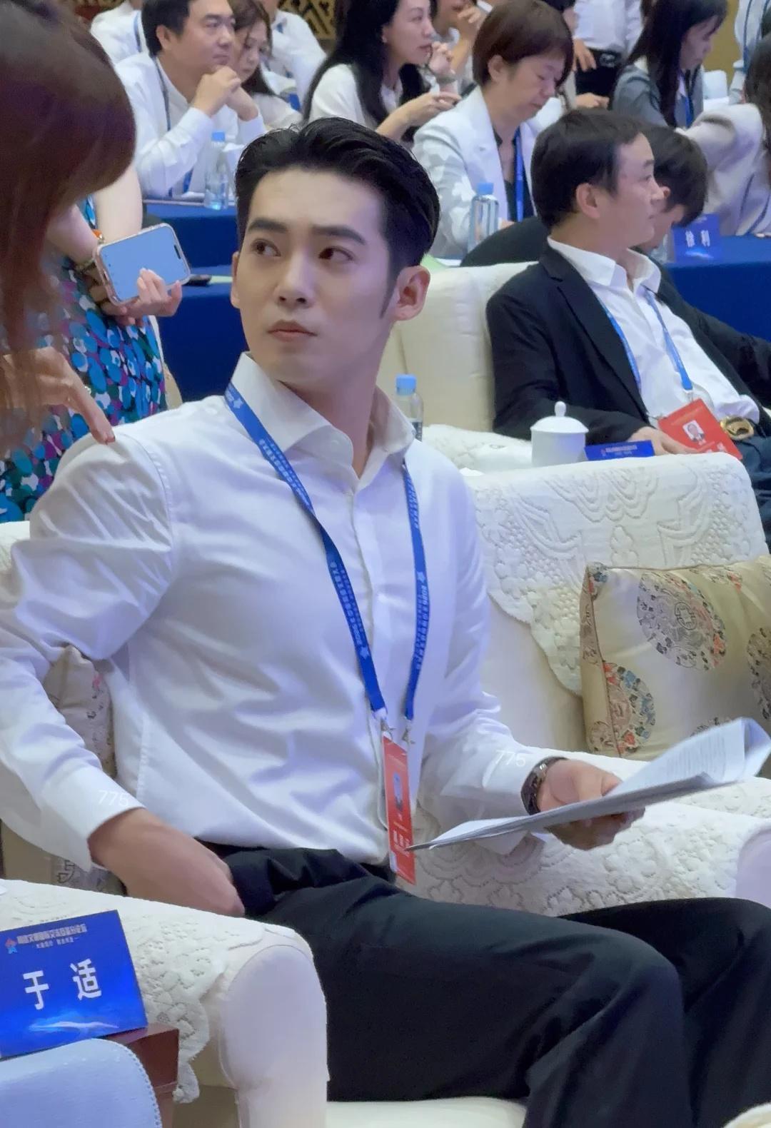 当时他离我不到两米的距离！！
真是建模脸啊！太帅了！于适 于适yosh 中国网络