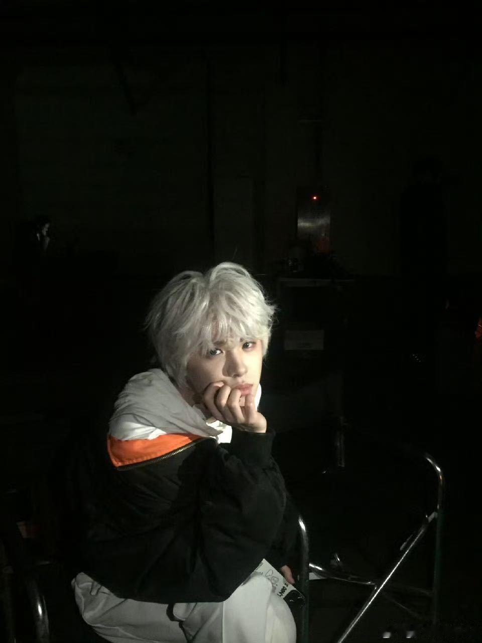 白发黄明昊黄明昊这白发造型是真实存在的吗？颜值天花板实锤了，一边被白发昊帅到，一