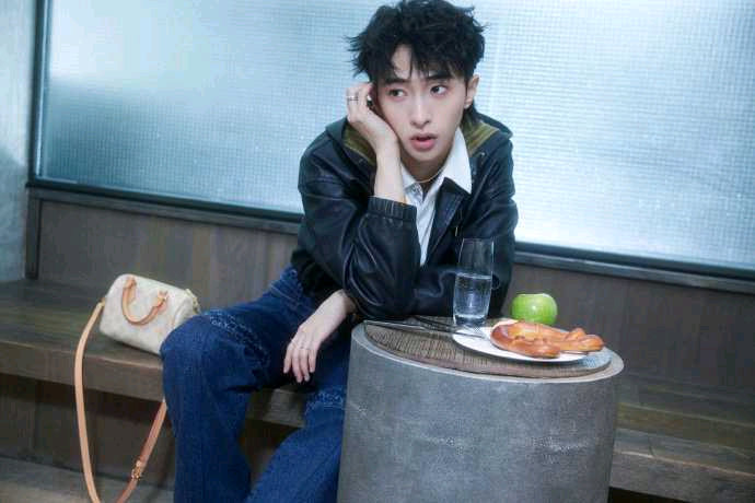 恩利加盟桃花坞6桃花坞第六季重庆路透被恩利桃花坞6路透狠狠圈粉！穿搭清爽有型，性