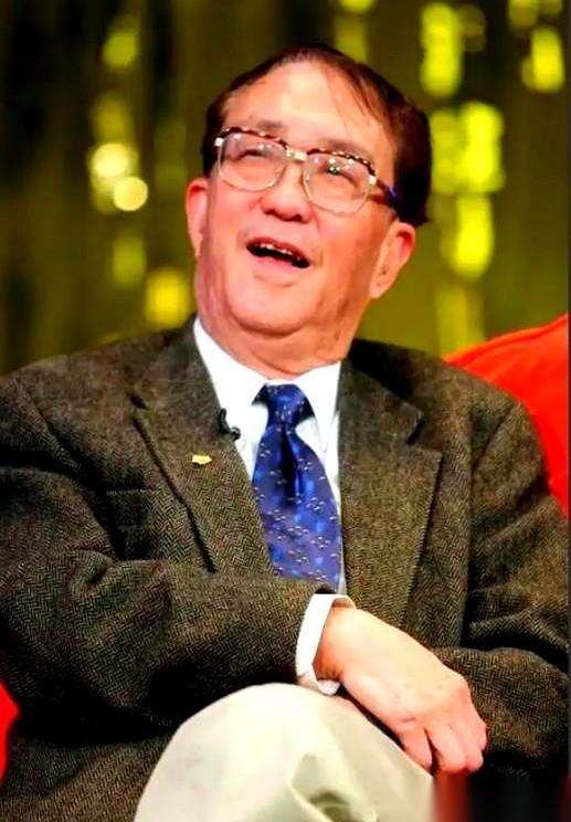 拍出过《芙蓉镇》的大导演谢晋，一家六口，在这两年全走干净了。
四个孩子，三个智障