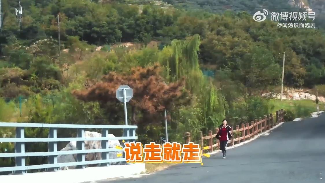 赵今麦少年派爆改行动派 林其乐去蒋峤西学校，她居然能搞定徒步转大巴转公交，《樱桃