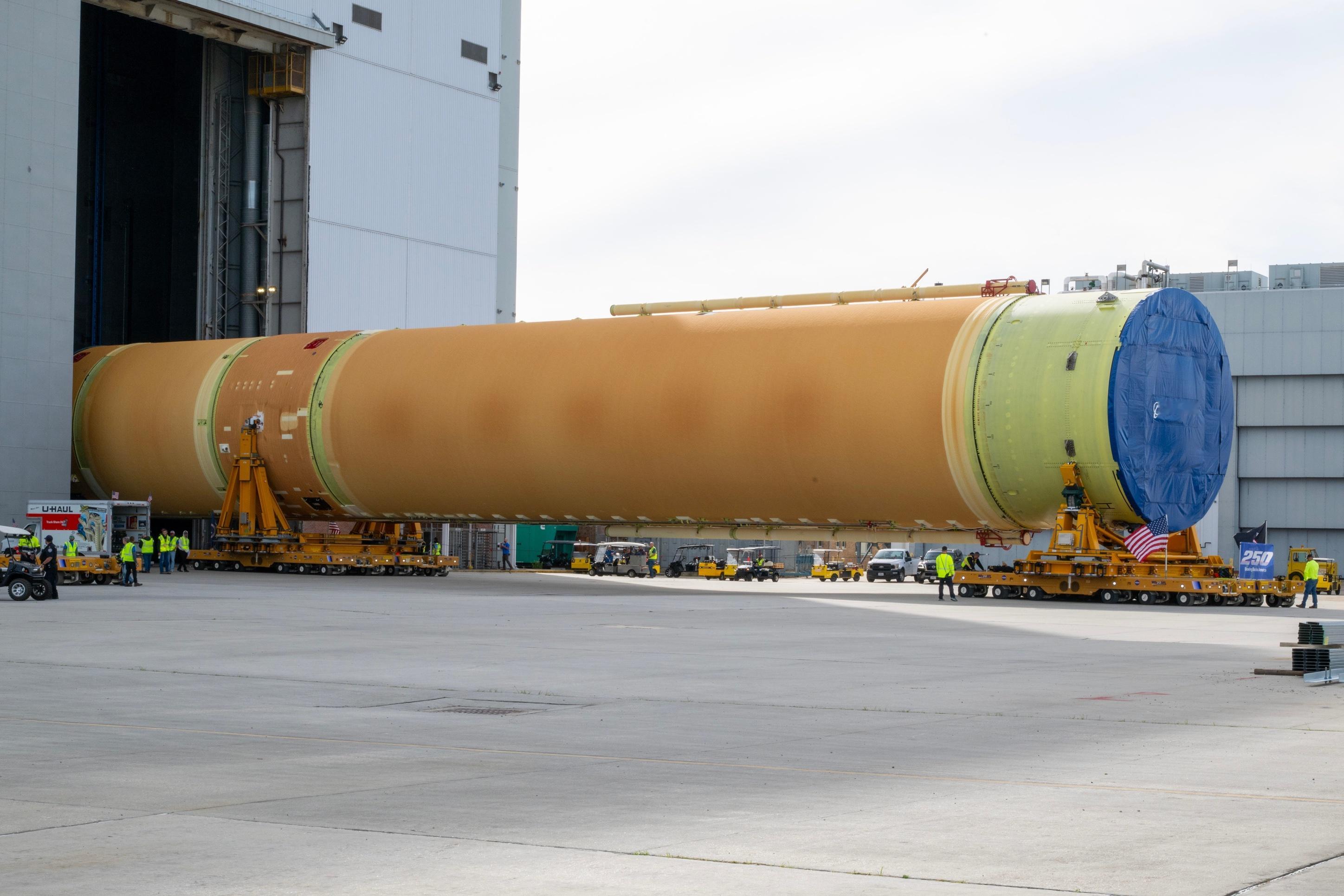 重返月球的日程越来越近。用于阿尔忒弥斯3号任务的SLS火箭核心级已正式装载到NA