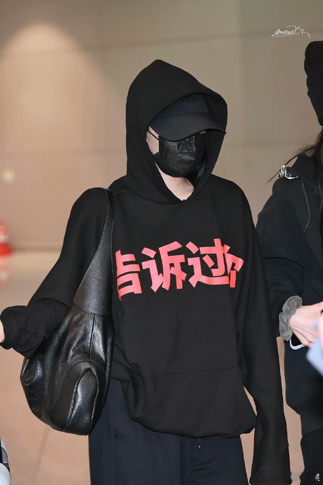 宁艺卓穿了侃爷同款，估计是觉得上面的字抽象吧哈哈哈 宁艺卓穿了侃爷演唱会周边卫衣