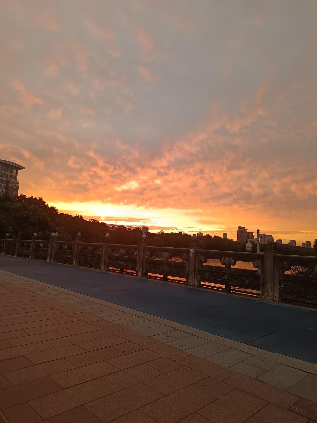 黄金贵，既不能吃也不能喝。
珠宝贵，除了好看一无是处。
2万的大衣和200的棉袄