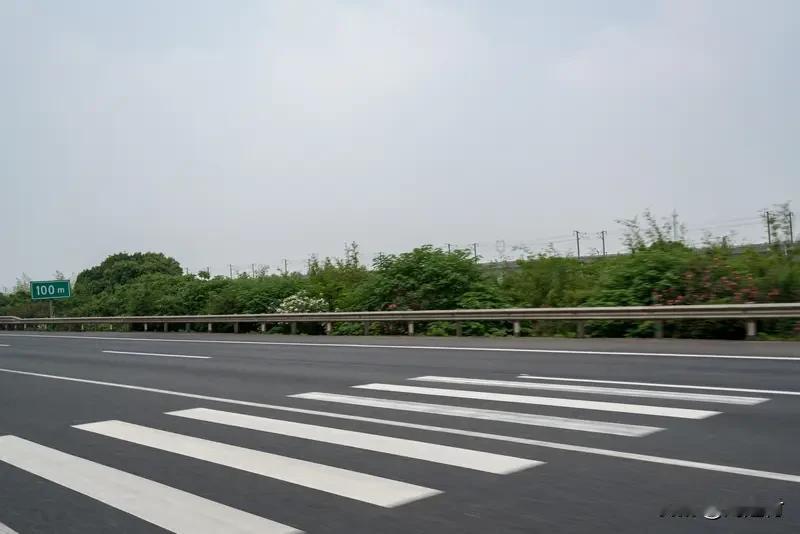 男女高速路上超速追逐竞驶被刑拘 男女高速路上飙车被刑拘，这事儿真让人闹心。高速又