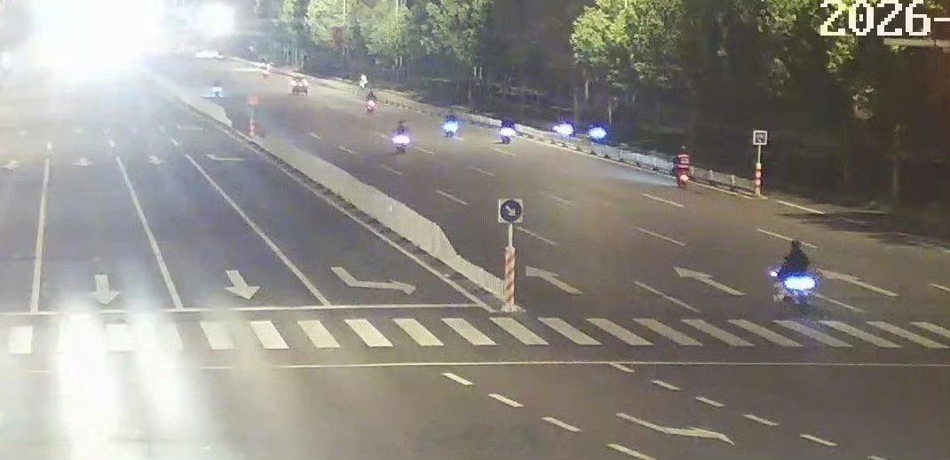 滨州4名鬼火少年被矫治深夜街头电摩轰鸣、马路随意翘头，这样耍帅真的太危险了！滨州