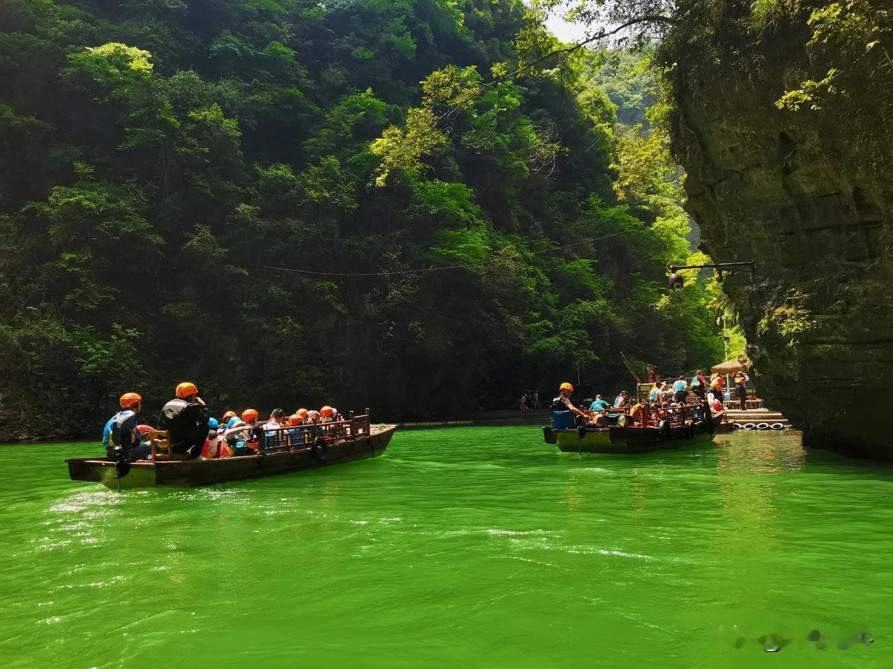 探险小队穿行在神秘绿水洞中，探险之旅开启！