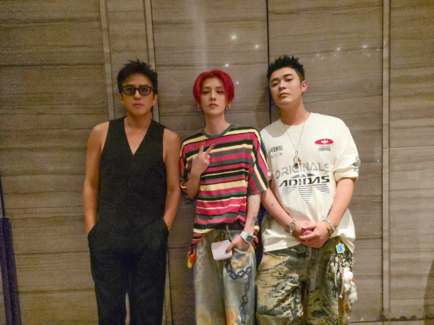 鹿晗 关晓彤分了就分了，但是浪好像要他们自己官宣下分手，才肯放过他们。关晓彤已经