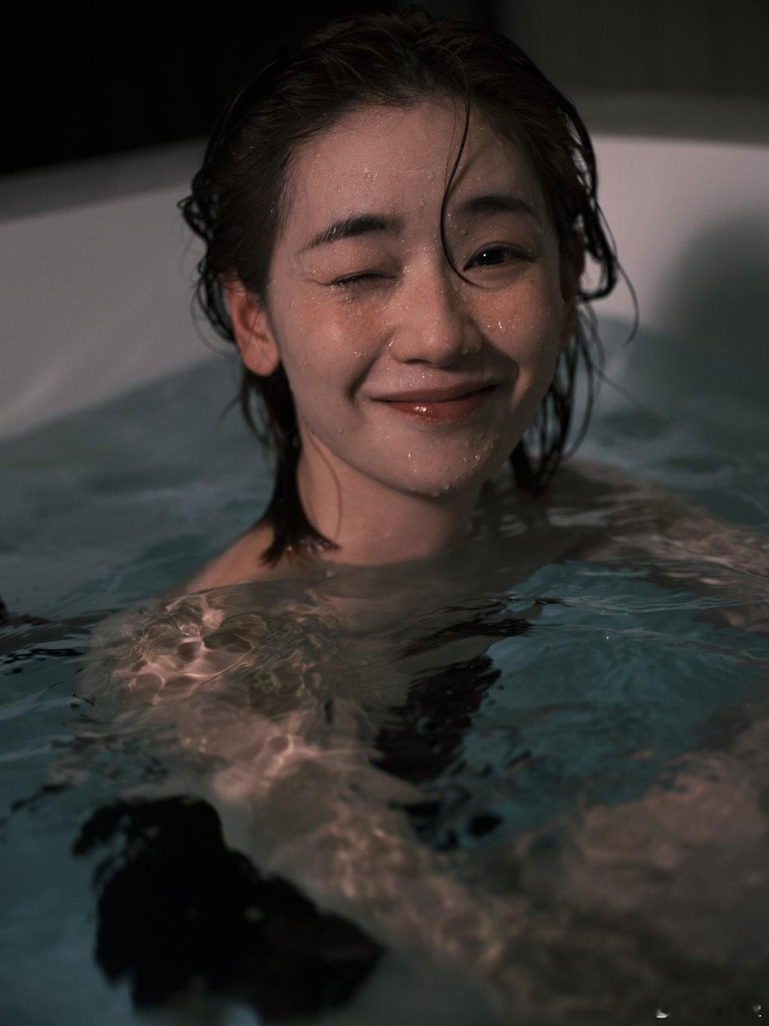 刘雅瑟幻视海的女儿没有复杂布景，单靠一双眼就营造出沉在深海里的氛围，那种无辜又破