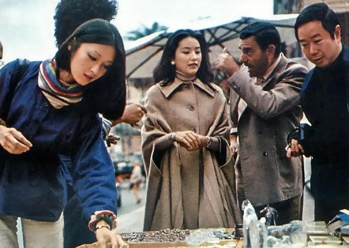 1977年，林青霞和胡因梦，一张罕见的留影，照片中的她们有着迷人的气质和独特的风