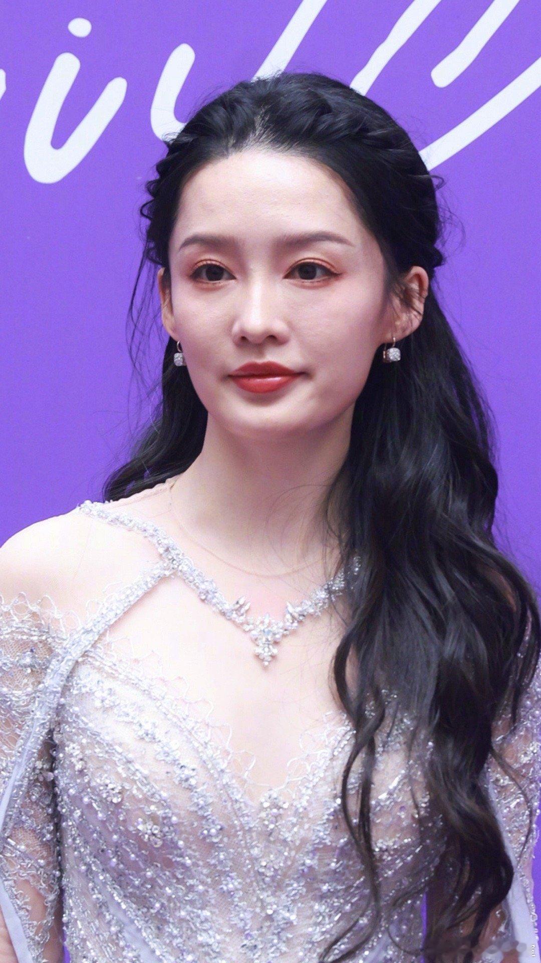 #李沁古装# 李沁的面相有点苦有点老，真不怪她的商务是0-1。就很像一碗清汤寡水