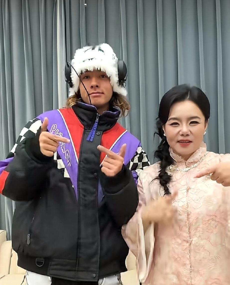 龚琳娜儿子太帅了，她和前夫老锣生的小儿子颜值颇高，最近她儿子雅酷回国看她，母子俩