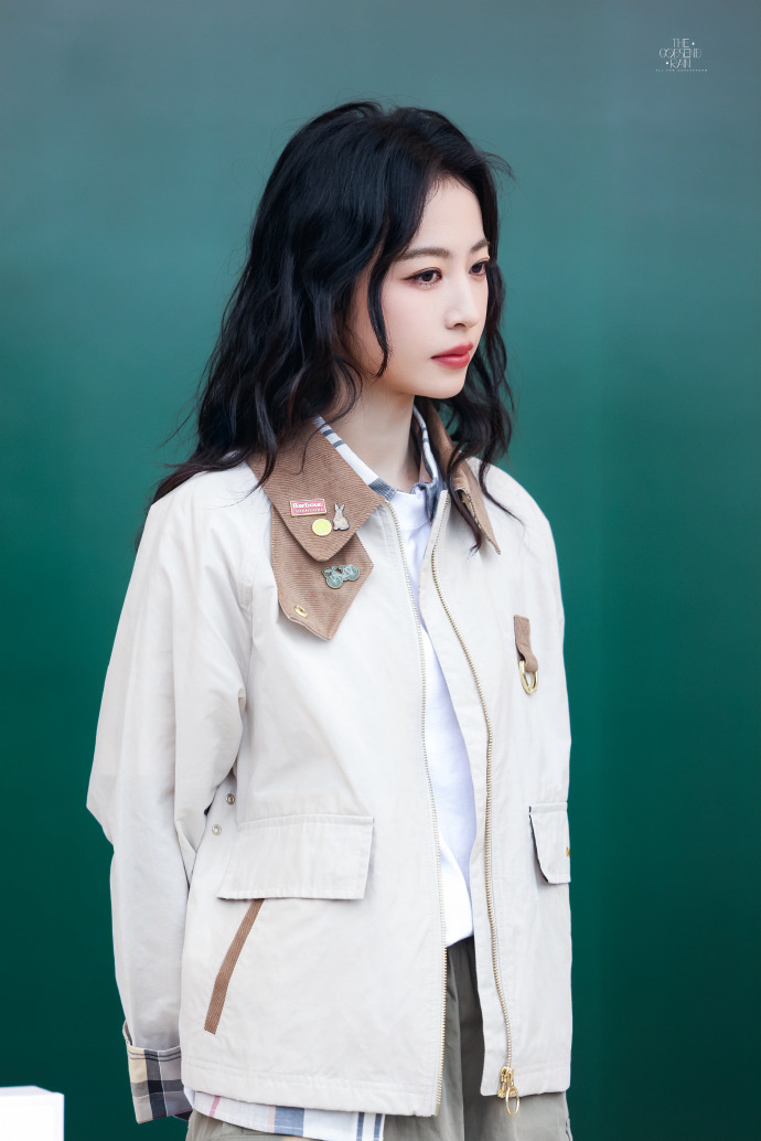 想魂穿周雨彤手里牵着的那只小狗被周雨彤的英伦风硬控了  被周雨彤的英伦风硬控了，