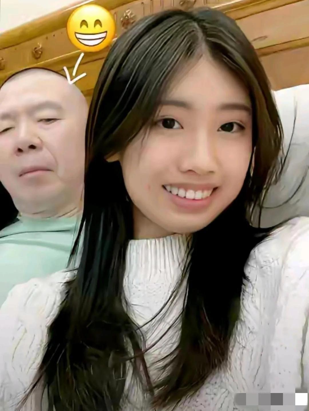 哇哦，徐朵这是整牙了哈，整后的徐朵长发垂肩，眉若墨画，肌如瑞雪，明眸皓齿，怡颜悦