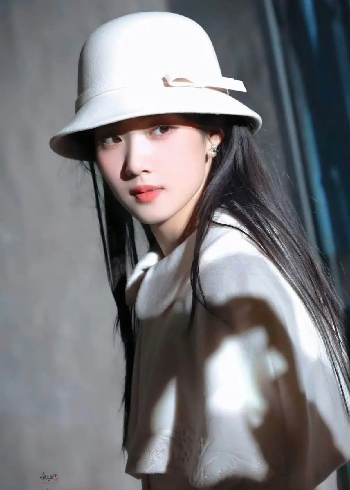 卢昱晓轧戏韩系高智感 卢昱晓白裙白帽造型，温柔大小姐氛围感拉满