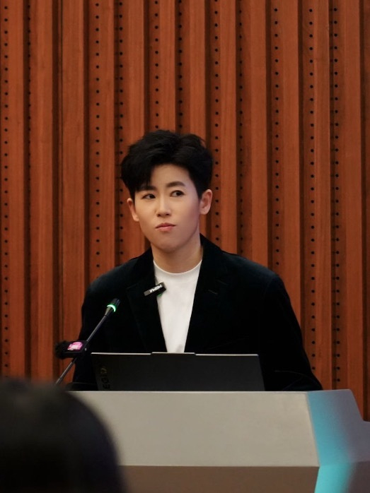 范可新清华大学演讲 分享校园交流：天气暖和了，清华大学的校园里全都是运动的人。“