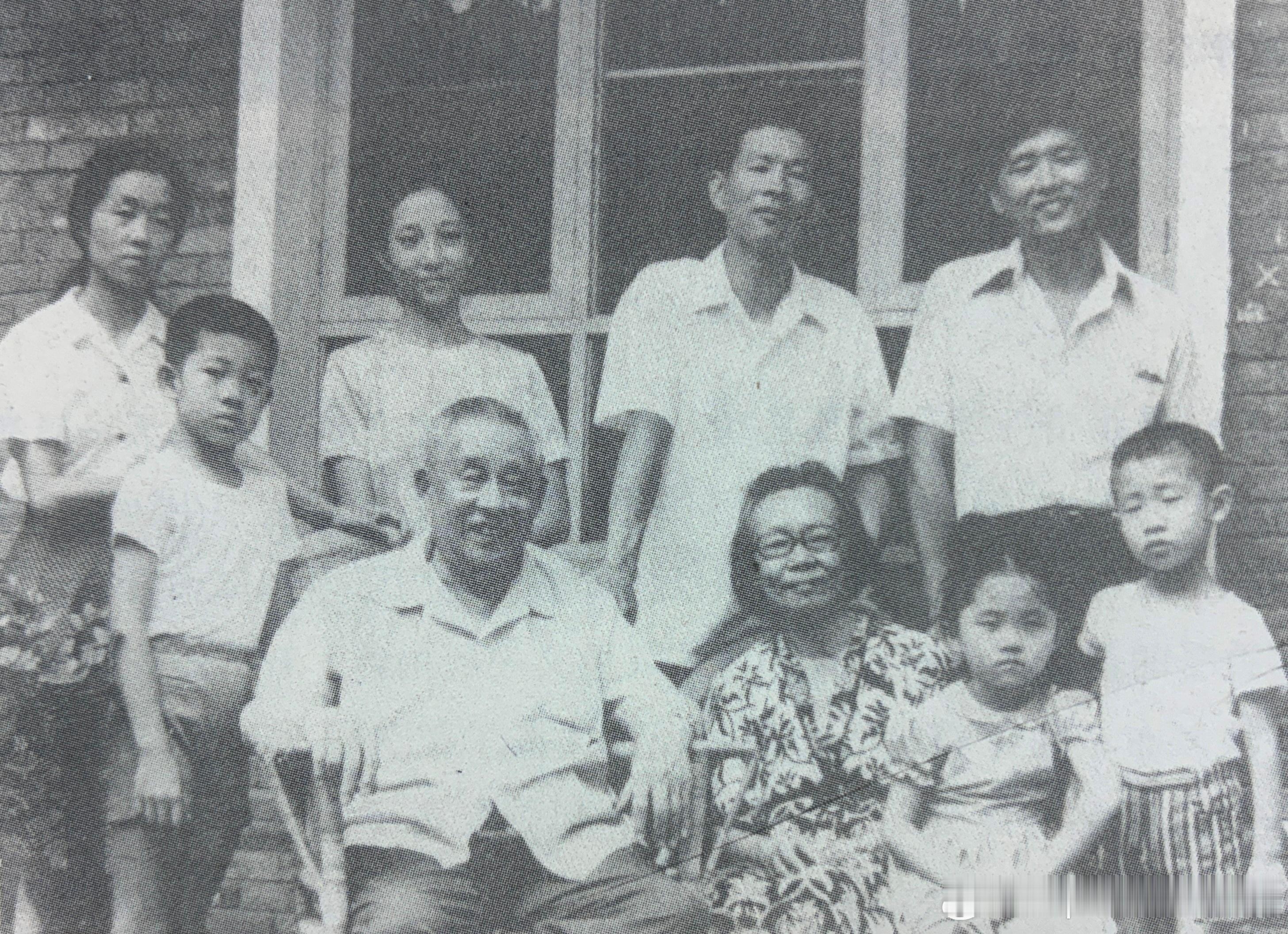 80年代初廖承志与部分子孙，前排左起廖晖长子廖慰南、廖承志、经普椿、廖茗女儿闫凝