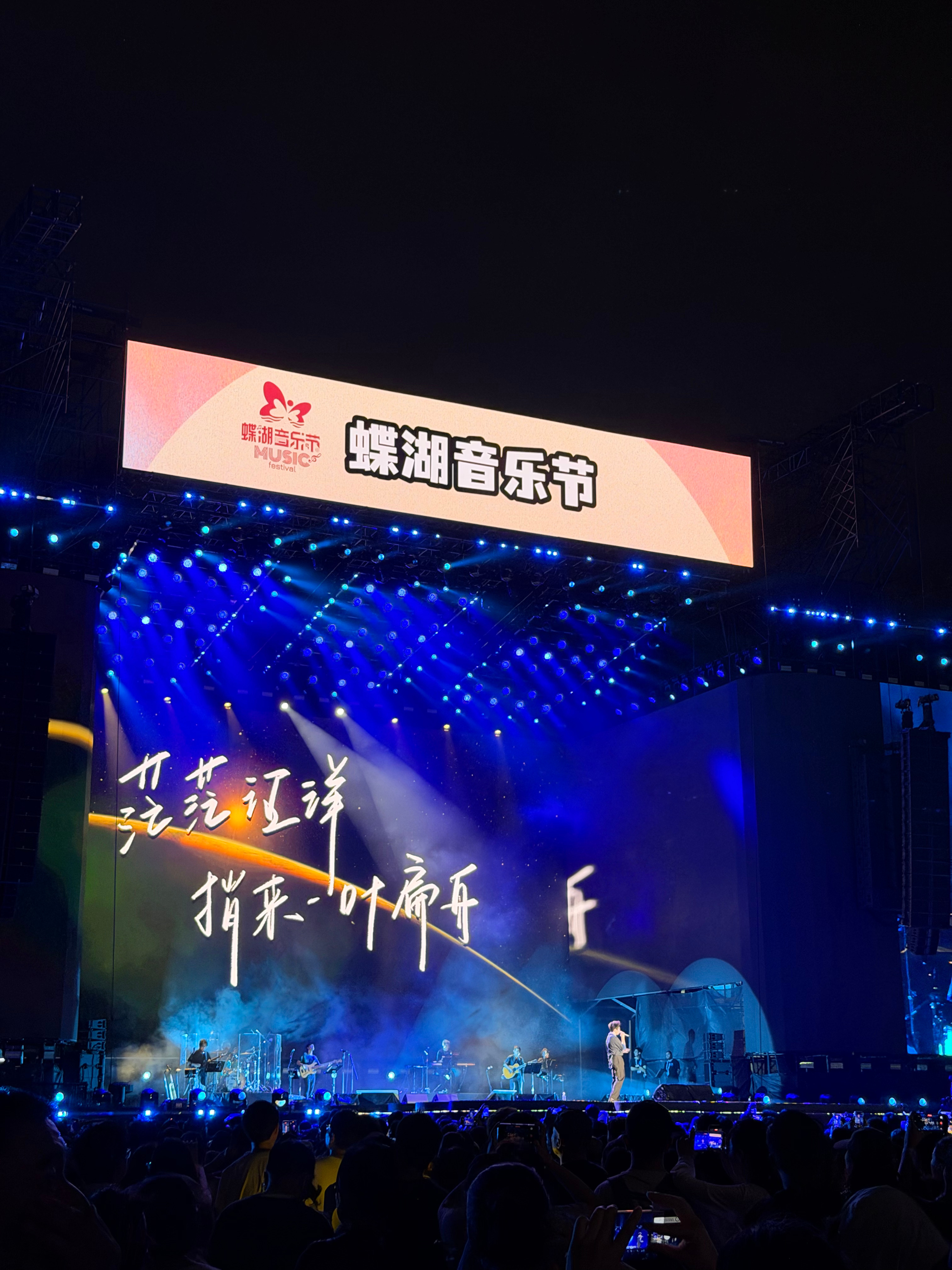 啊～启东的风太大了～吹的我毛的头发乱飞下次见毛老师