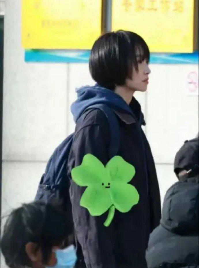 宋茜狂花短发造型宋茜《狂花》短发路透太绝了！长发短发切换自如，这才是真正的氛围感