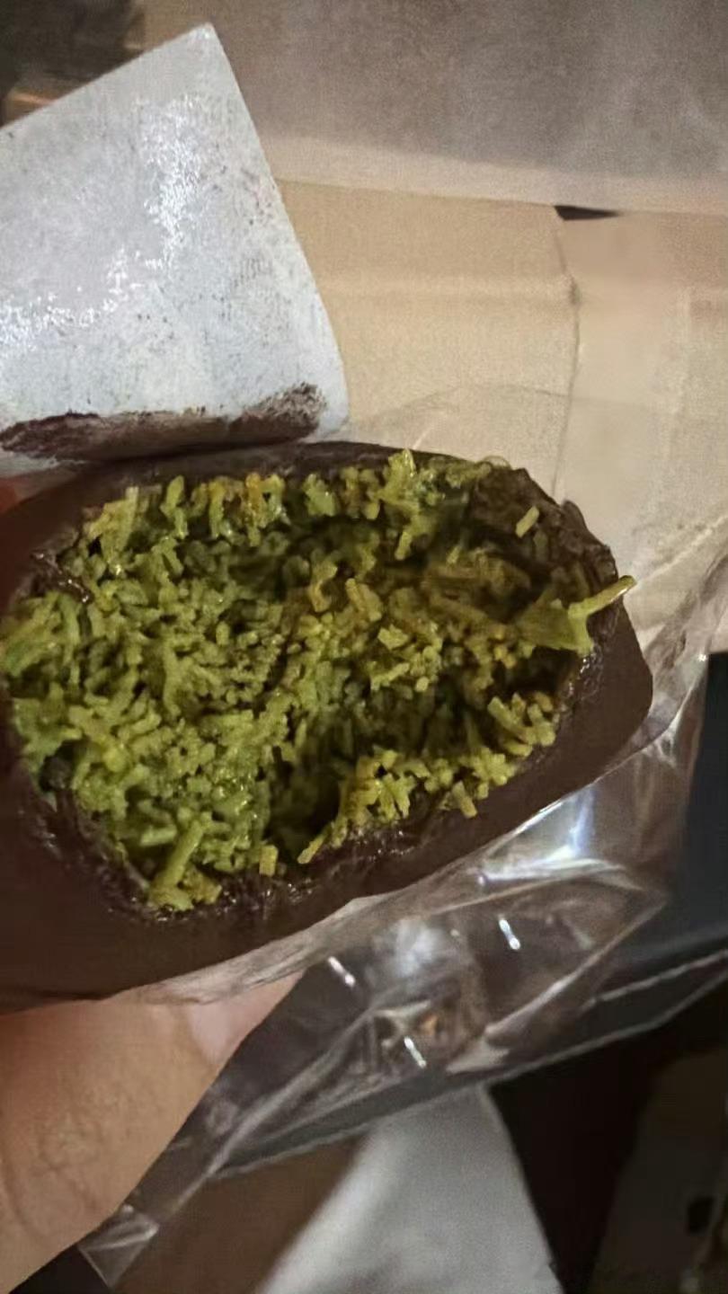 虽然有个小男孩拍出来很炸裂，但是迪拜巧克力加了开心果碎的真的很好吃😋 
