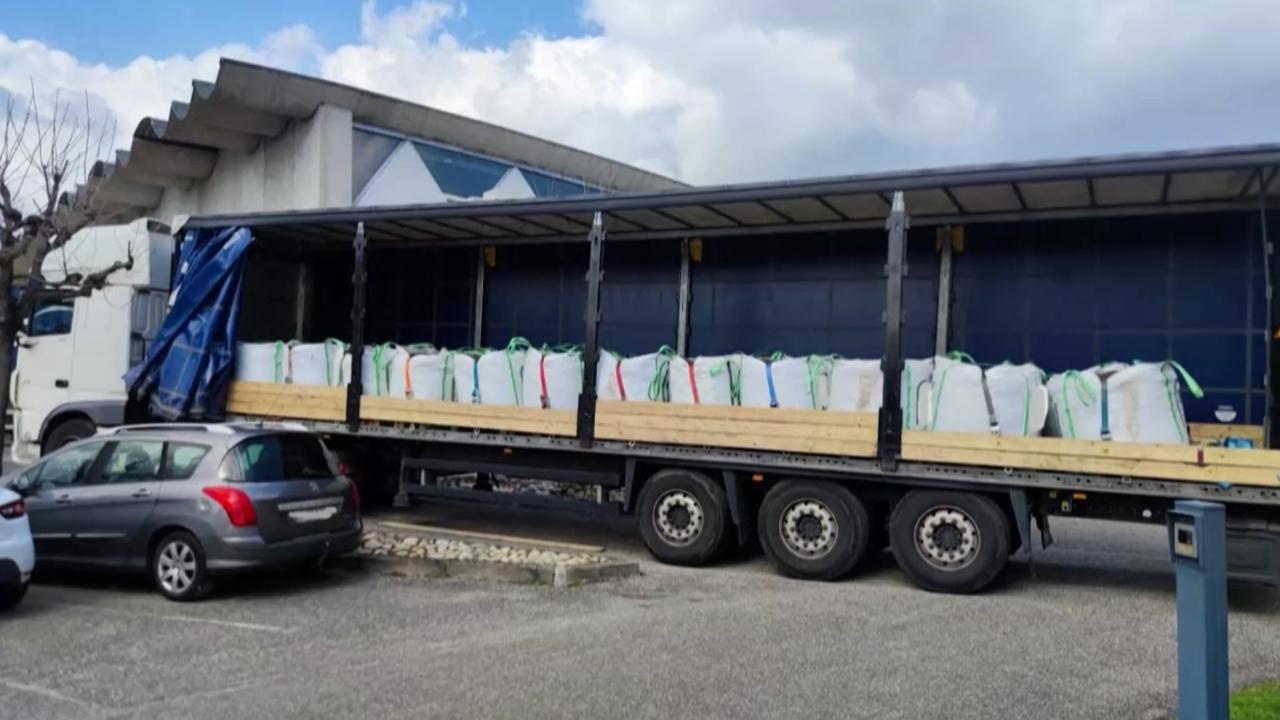 当地时间4月3日，法国海关官员表示，他们在一辆运送盆栽土的卡车上查获约1.1吨可