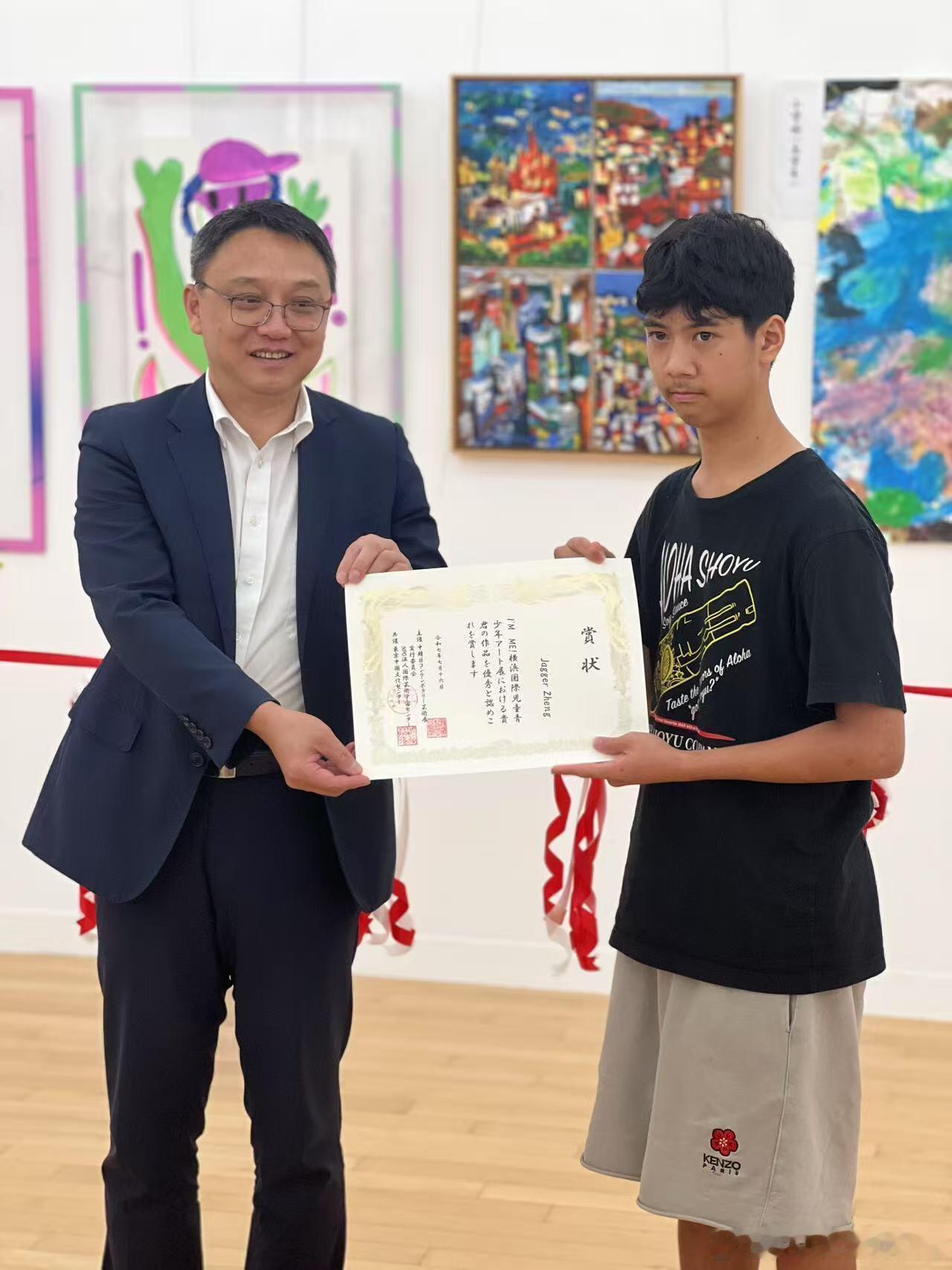 郑钧刘芸儿子长这么大了郑钧刘芸儿子画作在东京参展 郑钧刘芸儿子画作在东京参展，J