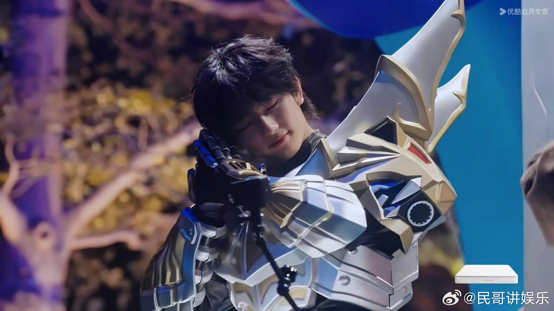 穆祉丞走到哪装备掉到哪 建议跟在穆祉丞身后摆摊捡装备！他走秀掉、巡游掉，帝皇侠装