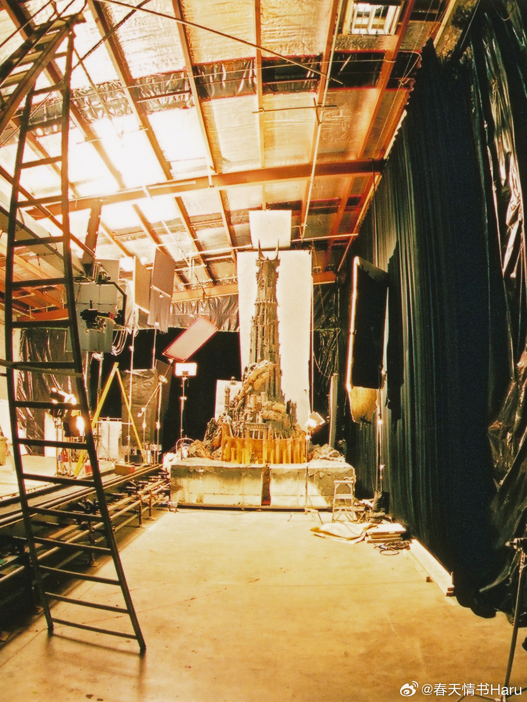 维塔工作室继续公开《指环王》的幕后照，这次发布了一组魔多的微缩模型照片 