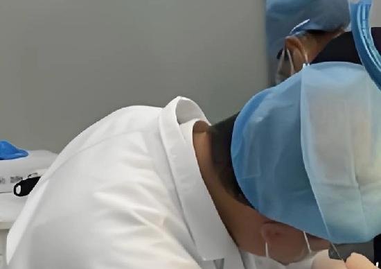 17号去德国参加国际医疗器械设备展的上百名中国人员食物中毒了，真是闹心。据说是当