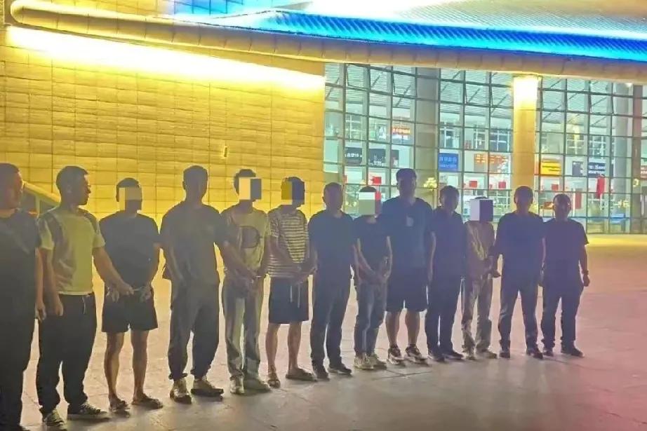 黑客的“黑手”与正义的“法网”

朋友们，今天要跟大家讲一个令人震惊的事儿！你能