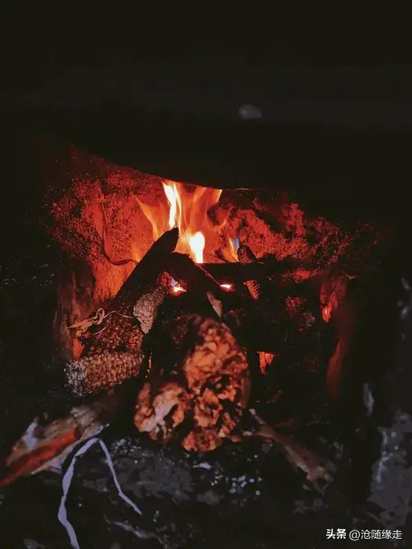 她的画，不是简单的涂鸦，而是用最原始的柴火，在锅底、木板甚至石头上，留下浓浓的乡