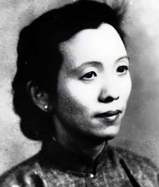 南京解放后，一个阔太太乘坐吉普车来到35军军部，对门口的守卫说：“我是陈修良，请