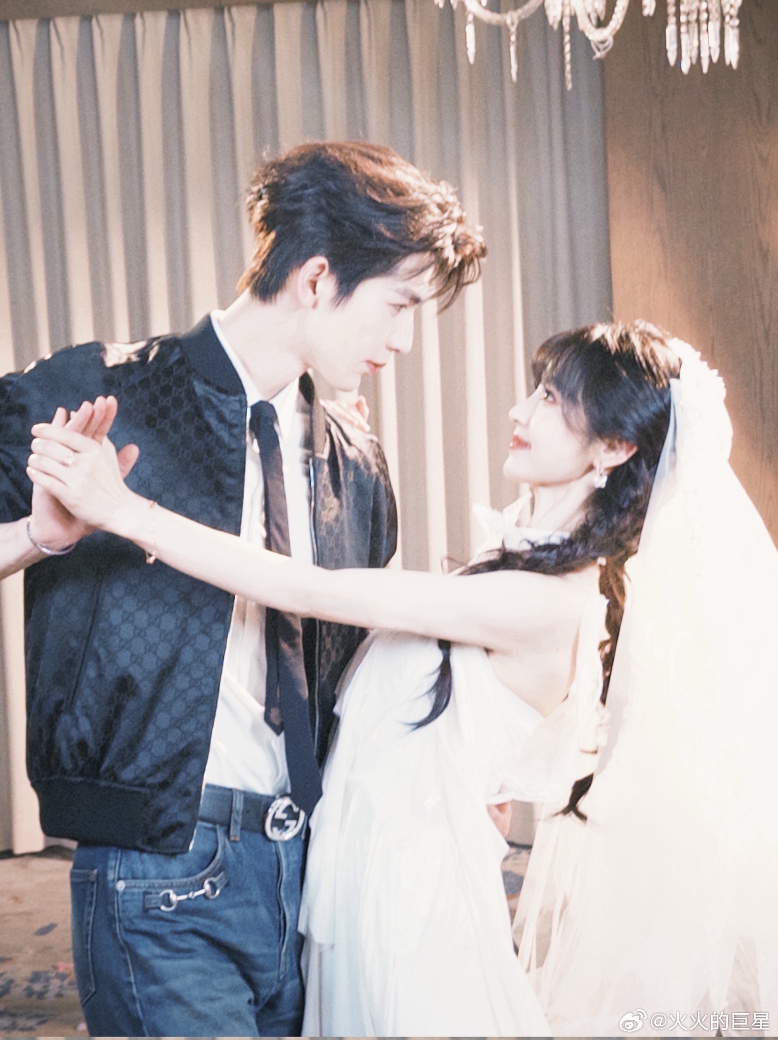 薇薇还发了没见过的头纱合照，收官快乐呀！田曦薇逐玉收官作文田曦薇晒与张凌赫头纱合