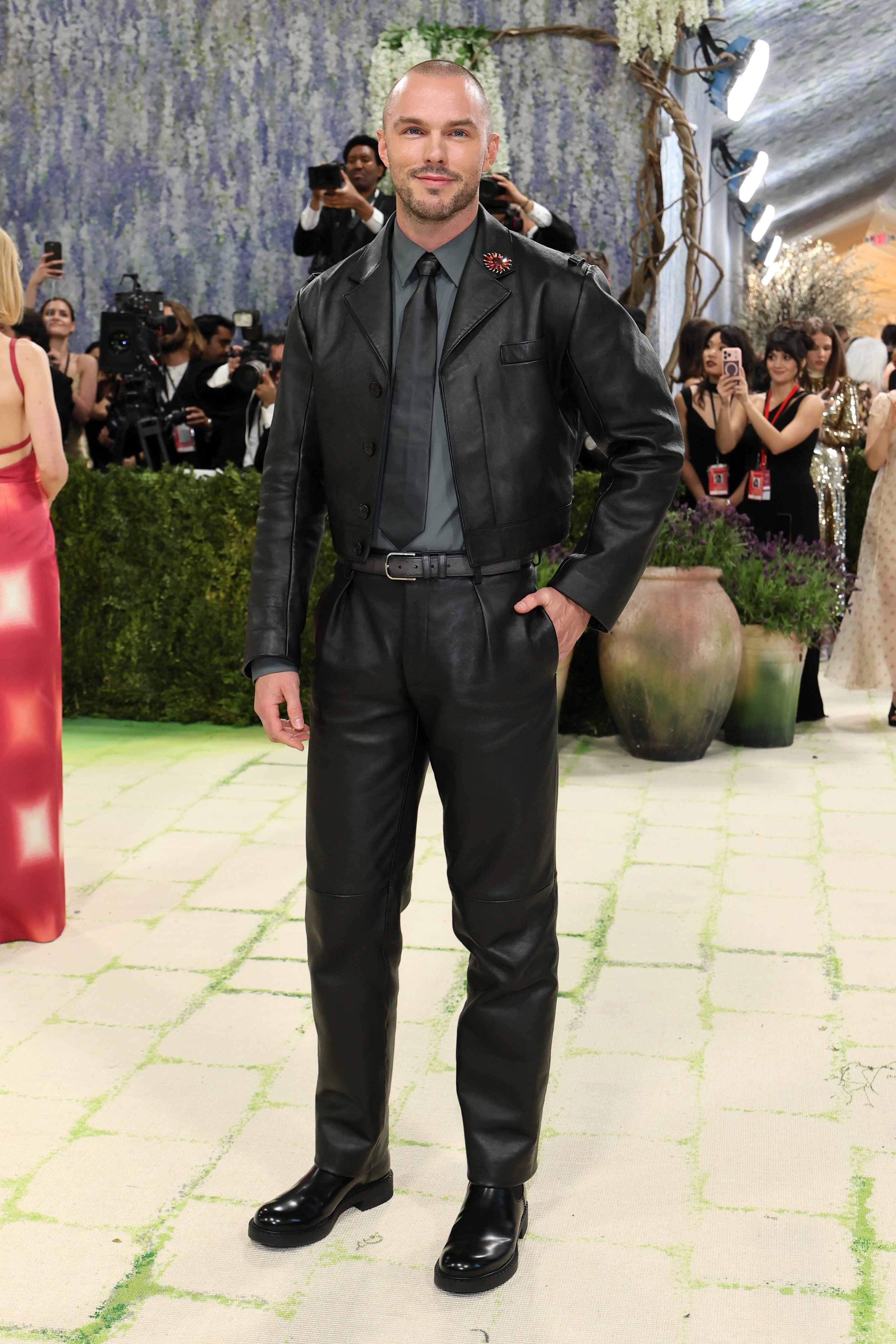 Nicholas Hoult 一身黑色皮革造型出席Met Gala，宛如Tom 