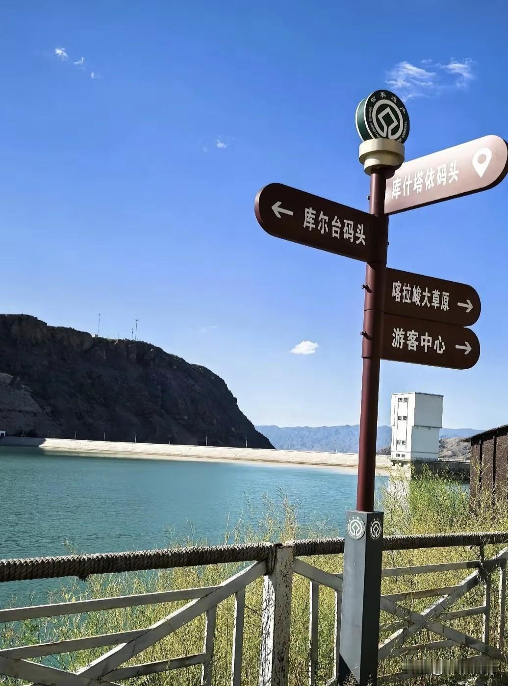 《七律•西行纪》
作者：转转看到


喀拉高山奇峻险，
伊犁谷坦牛羊欢。
一颗红