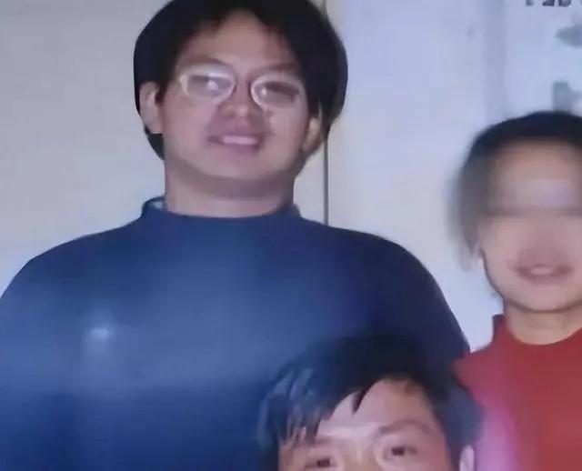 “孩子，对不起，妈不应该向你伸手要钱。”
北大学子王永强在博士毕业后，便移民到了