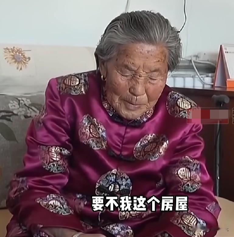 近日，北京密云95岁的于老太因拒绝将名下的房产过户，竟遭亲生儿子、儿媳长达2年的