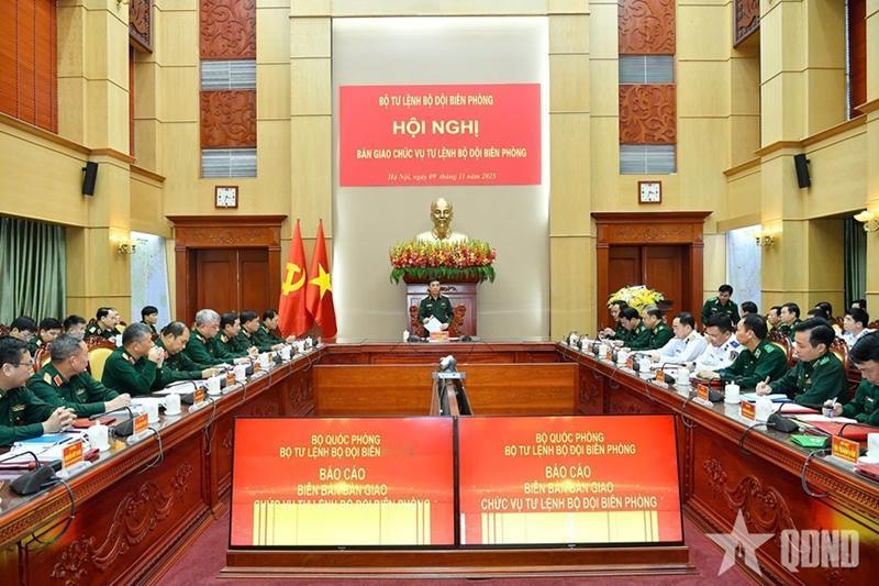 越南边防部队司令换人
11月9日下午，越南国防部长潘文江大将主持越南边防部队司令