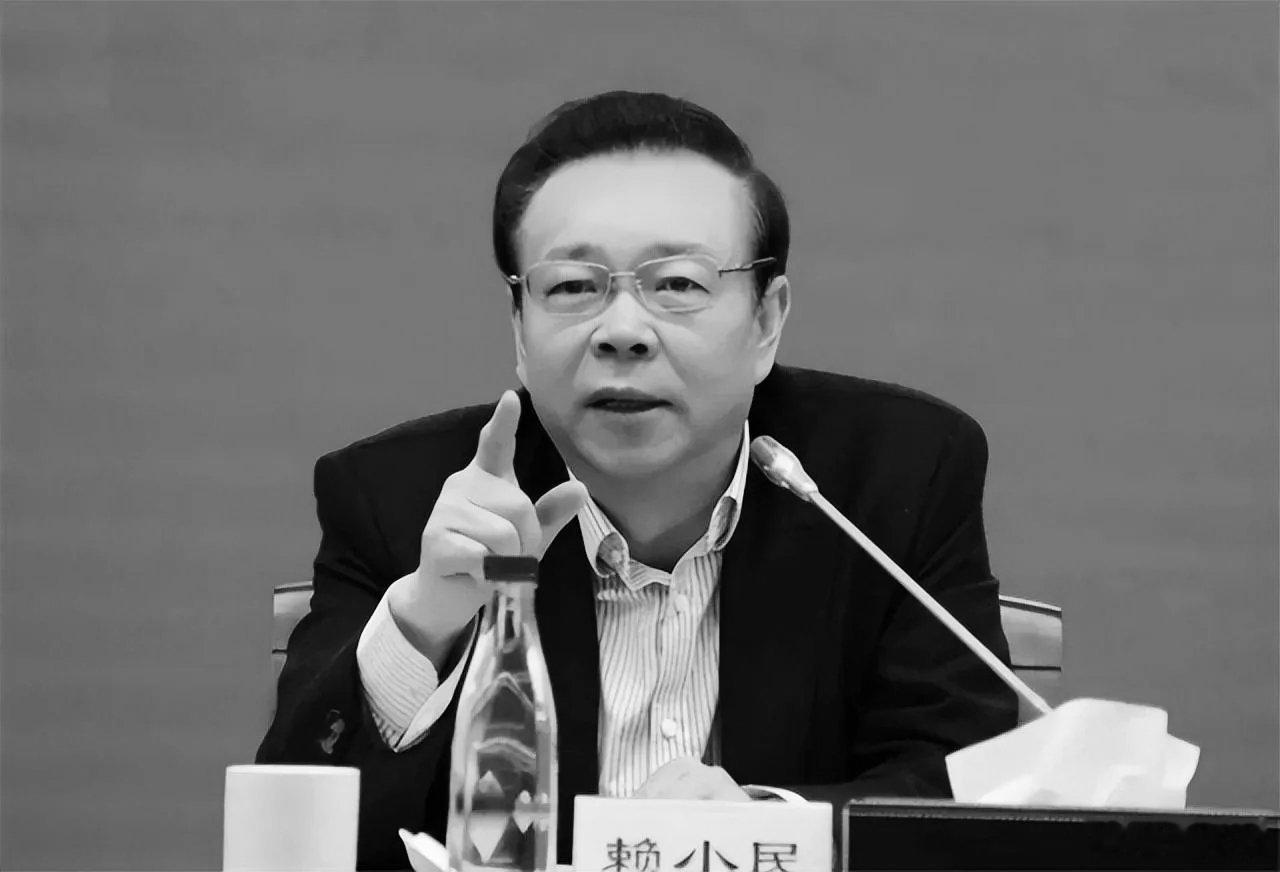 #女干部被围猎7年贪392万后辞职#区财政单位的主任，其实贪的不少了，尤其是跟赖